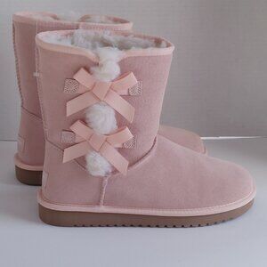 Koolaburra UGG Victoria Pink Suede Boots with Bows - NEW - Women's Size 8